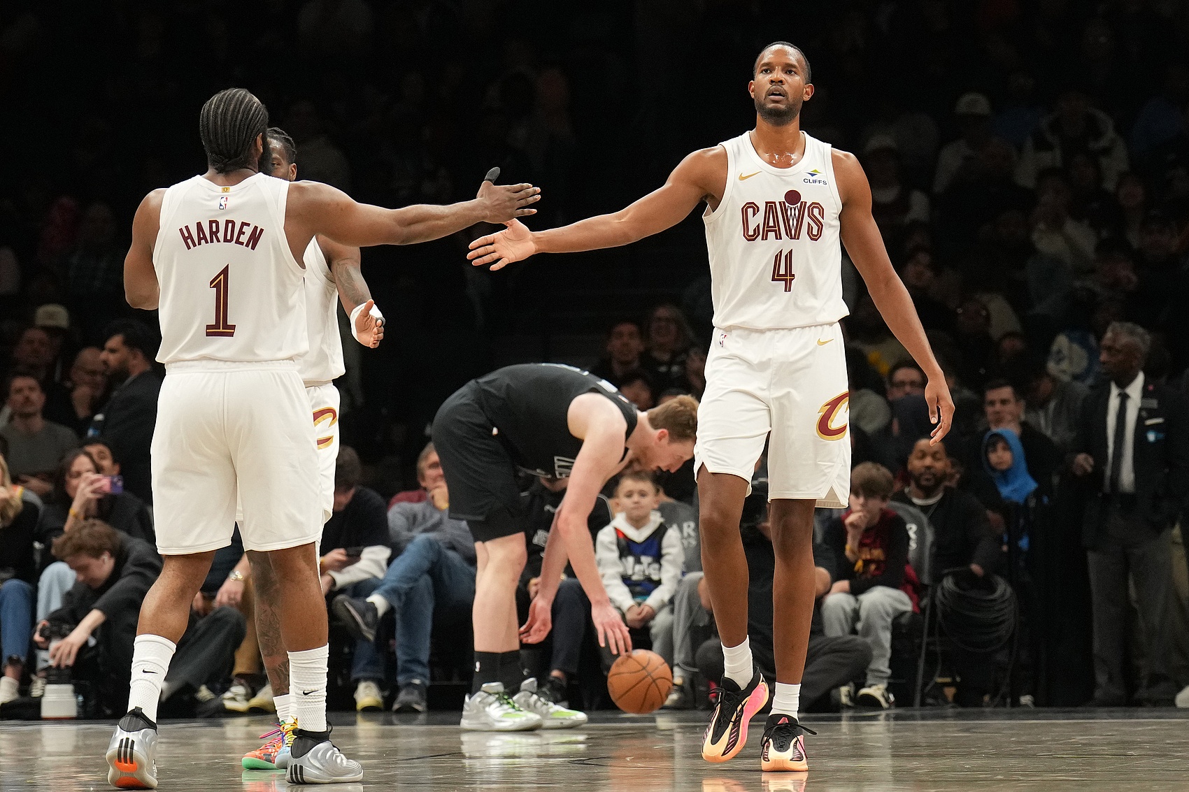 开云app-媒体人：莫布里基本属于不会投篮 米切尔哈登肯定能看出&amp;但不会说